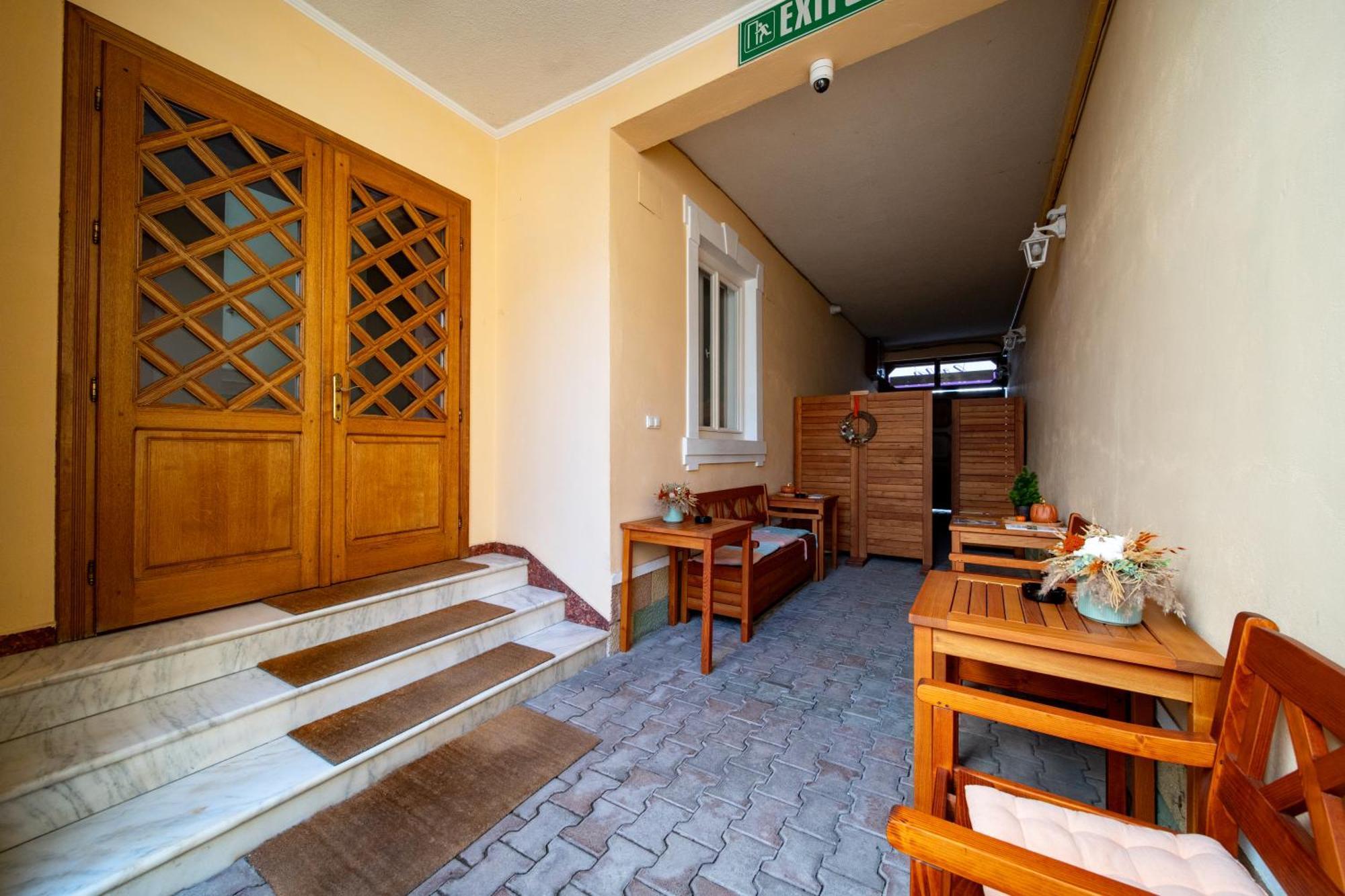 Hotel Lilla Panzio à Odorheiu Secuiesc Extérieur photo