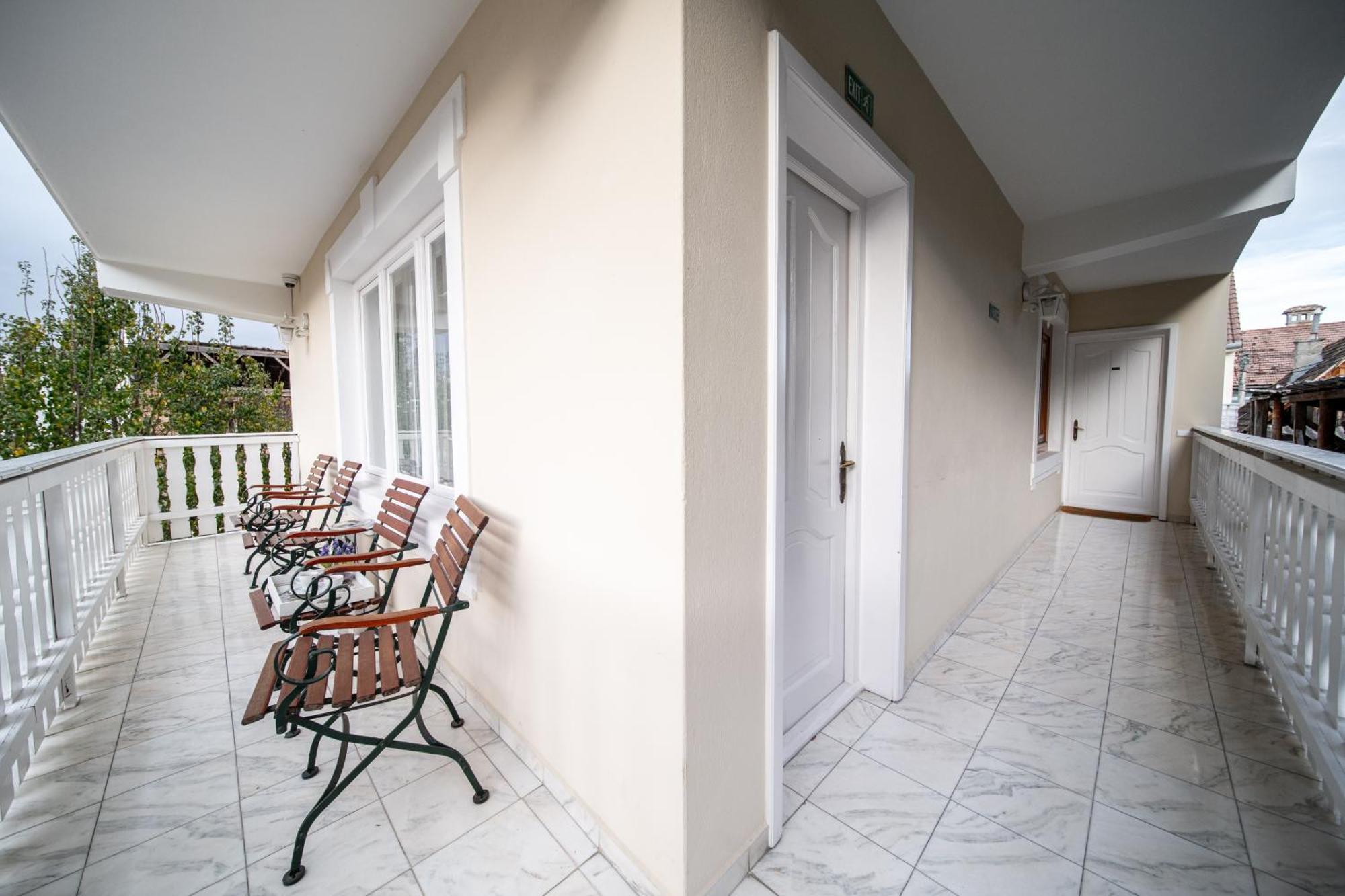 Hotel Lilla Panzio à Odorheiu Secuiesc Extérieur photo