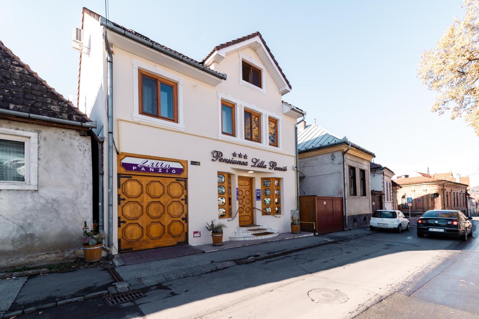 Hotel Lilla Panzio à Odorheiu Secuiesc Extérieur photo