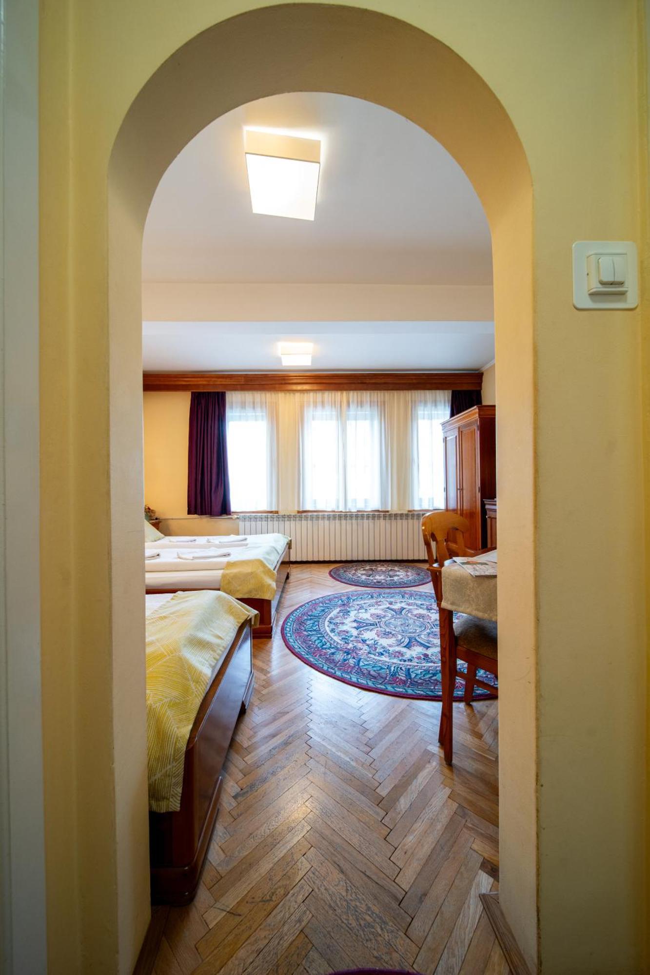 Hotel Lilla Panzio à Odorheiu Secuiesc Extérieur photo