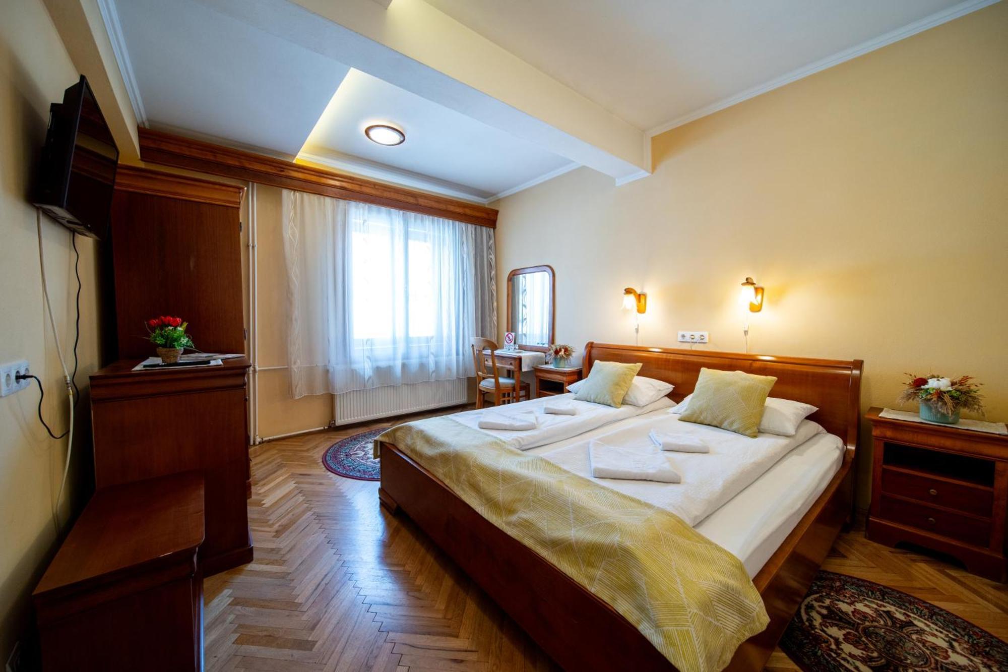Hotel Lilla Panzio à Odorheiu Secuiesc Extérieur photo
