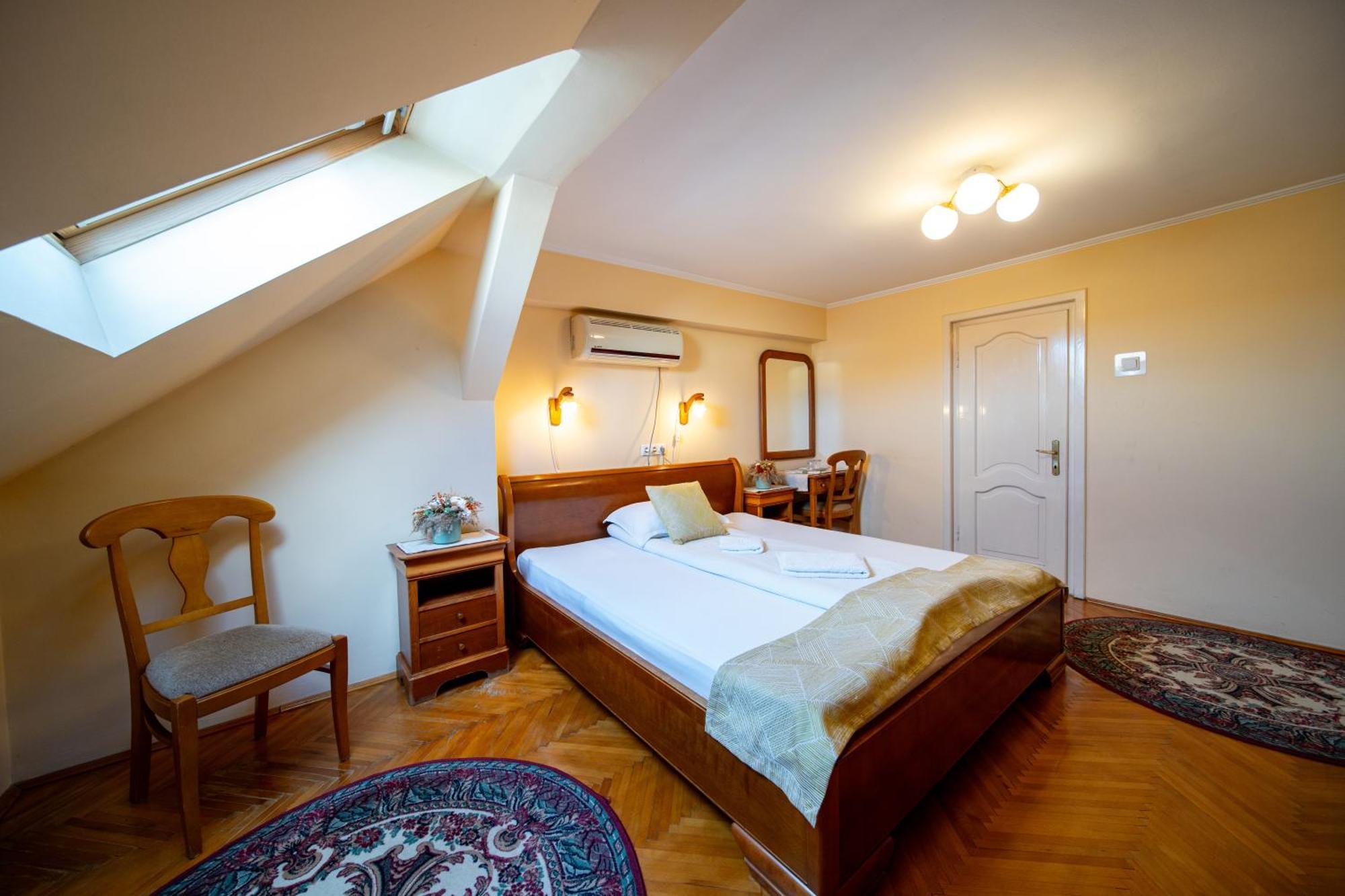 Hotel Lilla Panzio à Odorheiu Secuiesc Extérieur photo