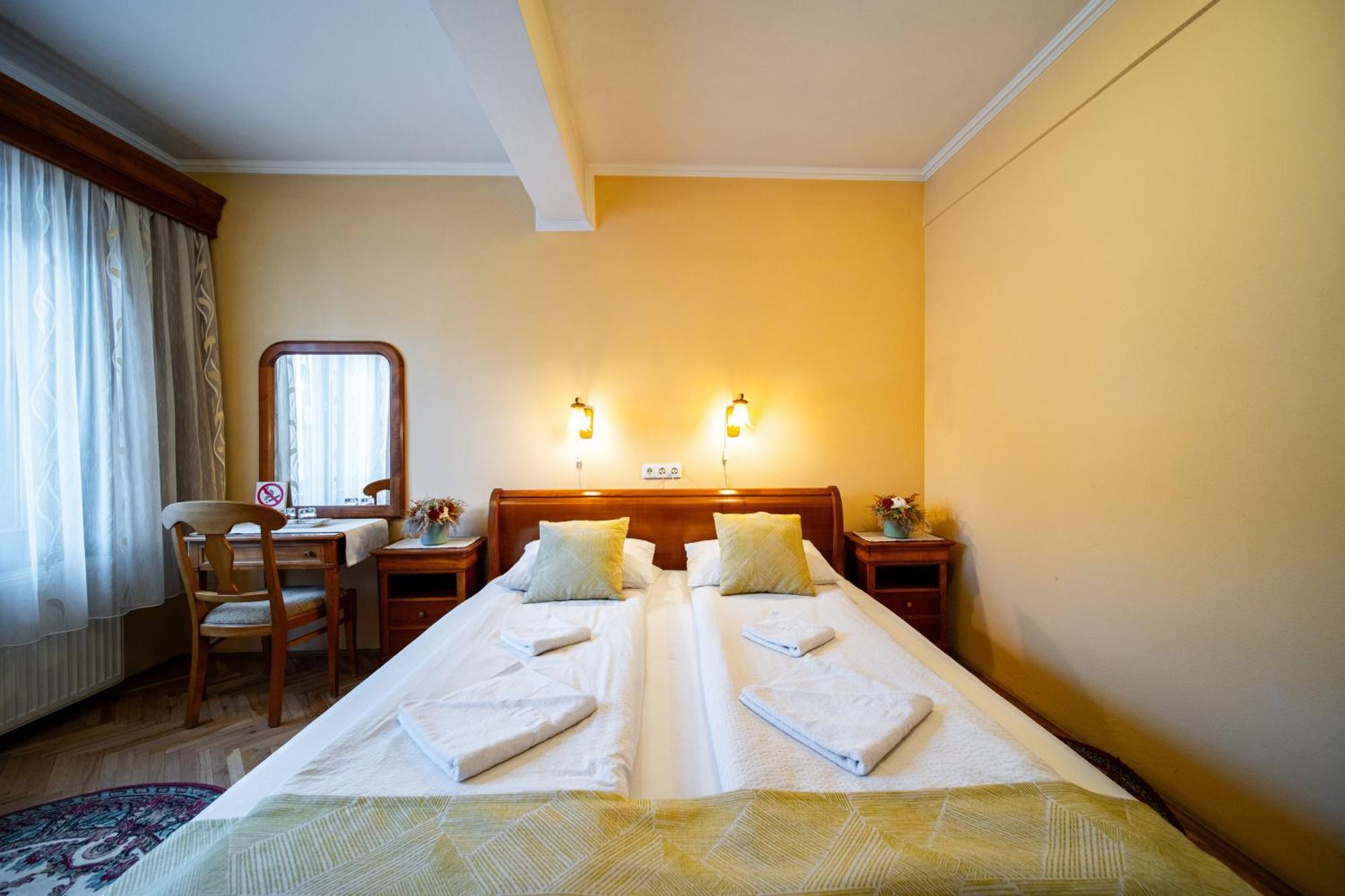 Hotel Lilla Panzio à Odorheiu Secuiesc Extérieur photo