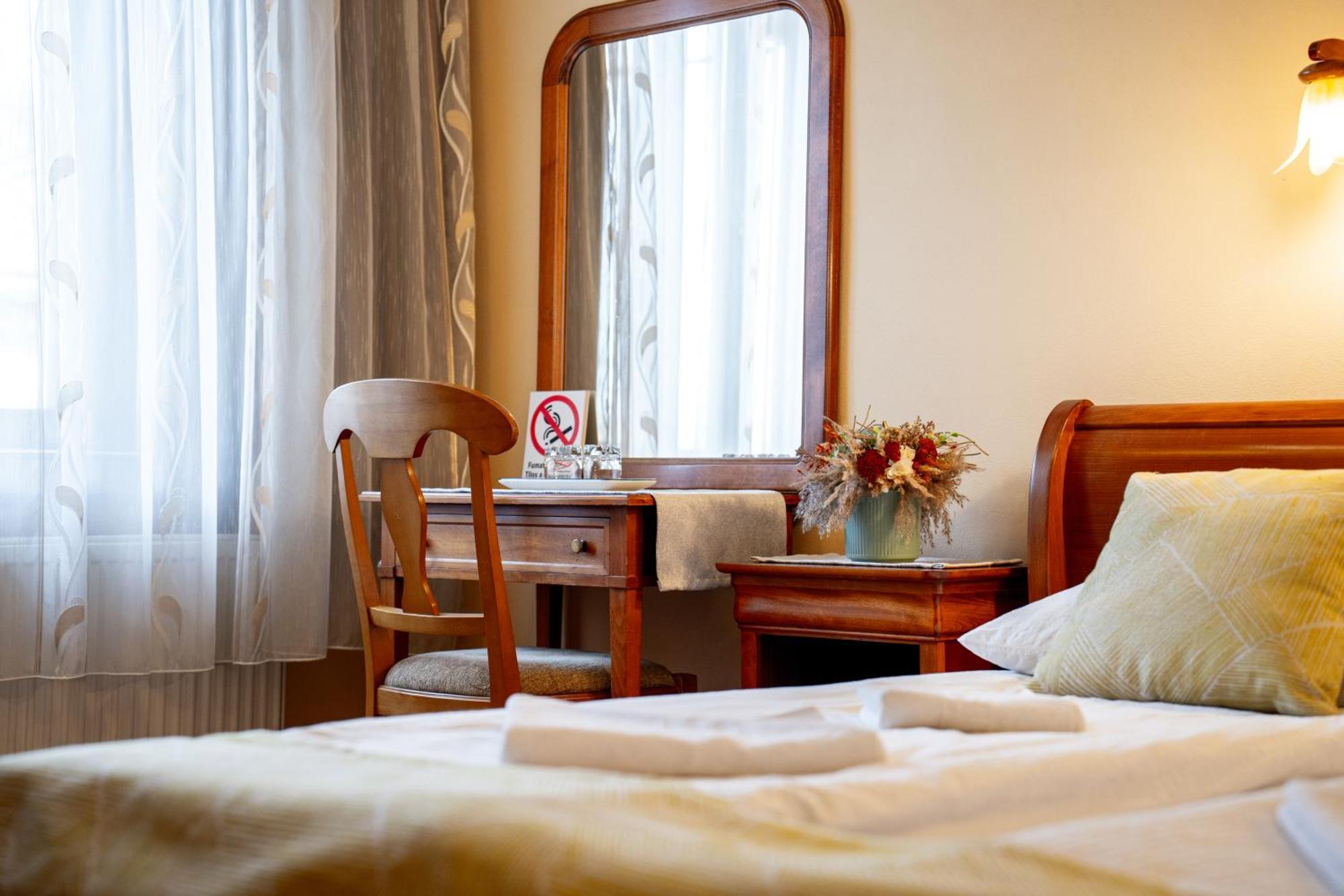 Hotel Lilla Panzio à Odorheiu Secuiesc Extérieur photo