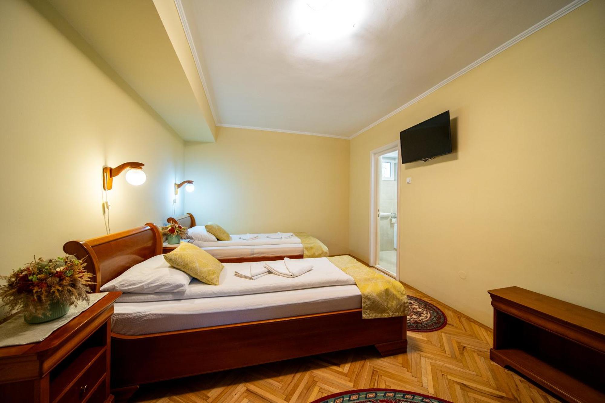 Hotel Lilla Panzio à Odorheiu Secuiesc Extérieur photo