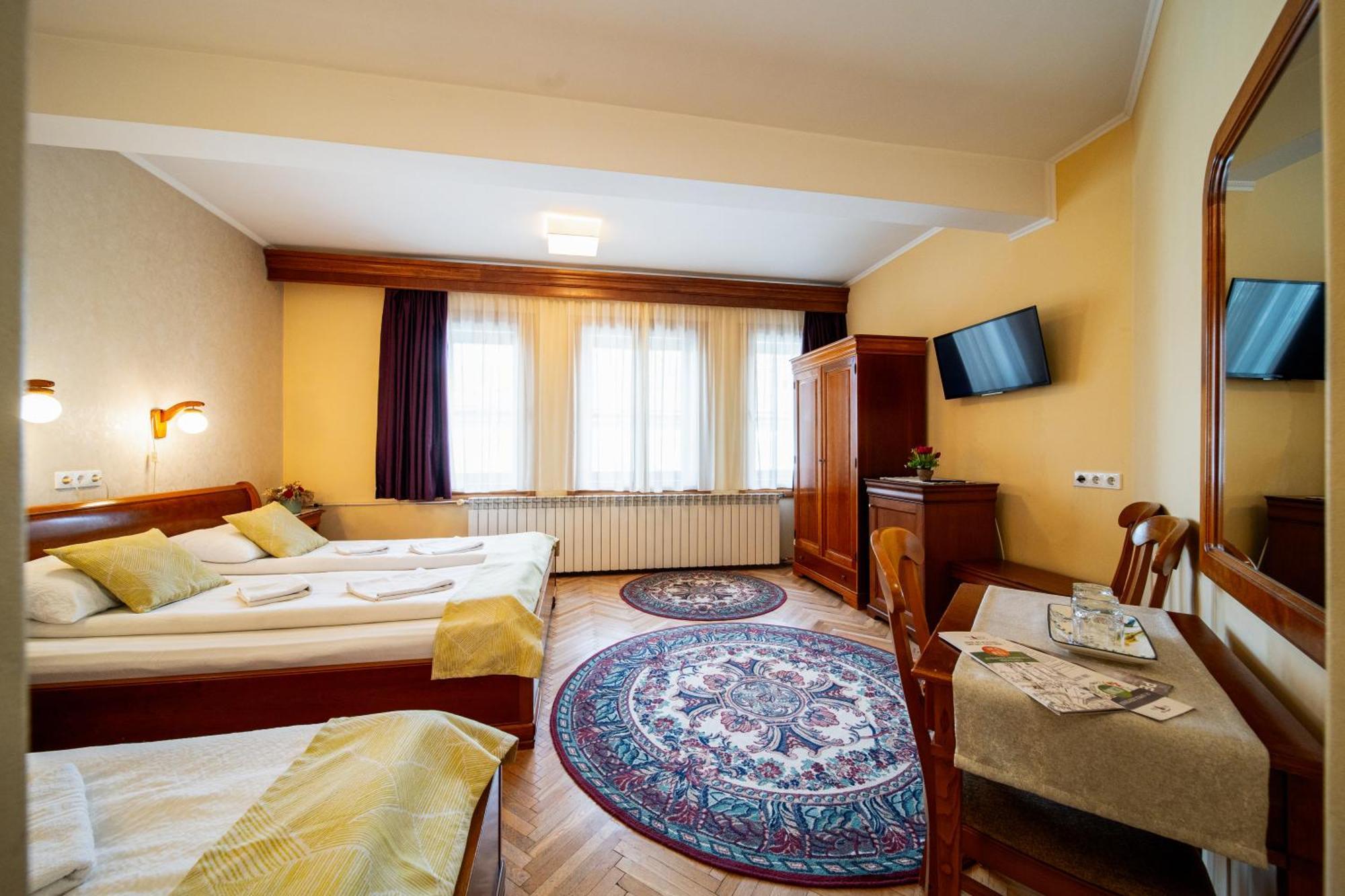 Hotel Lilla Panzio à Odorheiu Secuiesc Extérieur photo